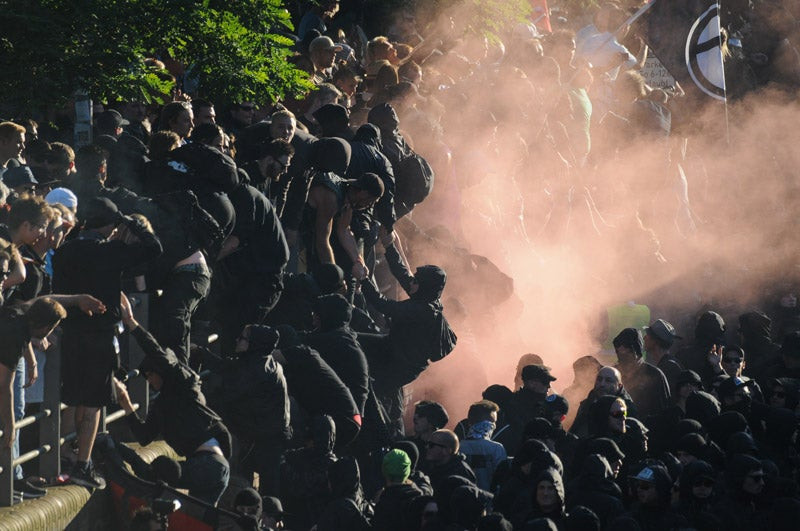 Νύχτα βίας με φωτιές και συγκρούσεις στο Αμβούργο για την G20 (βίντεο)